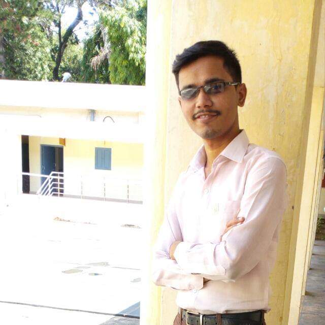 नुकतच पाऊल टाकायला लागलेले जितेंद्र यांच्या आयुष्यातला संघर्ष येवढ्यावरच थांबनार नव्हता.
