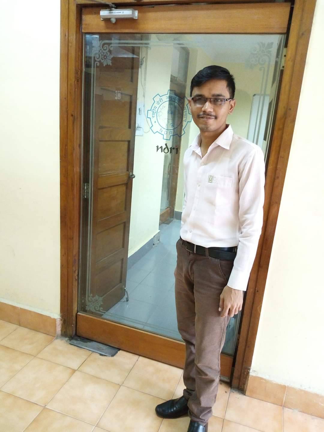 अचानक डोळ्यावर आलेल्या गाठीमुळे चार वर्षाचे असतानाच एक डोळा गमवावा लागला आणि त्यांचा संघर्ष दुहेरी झाला.