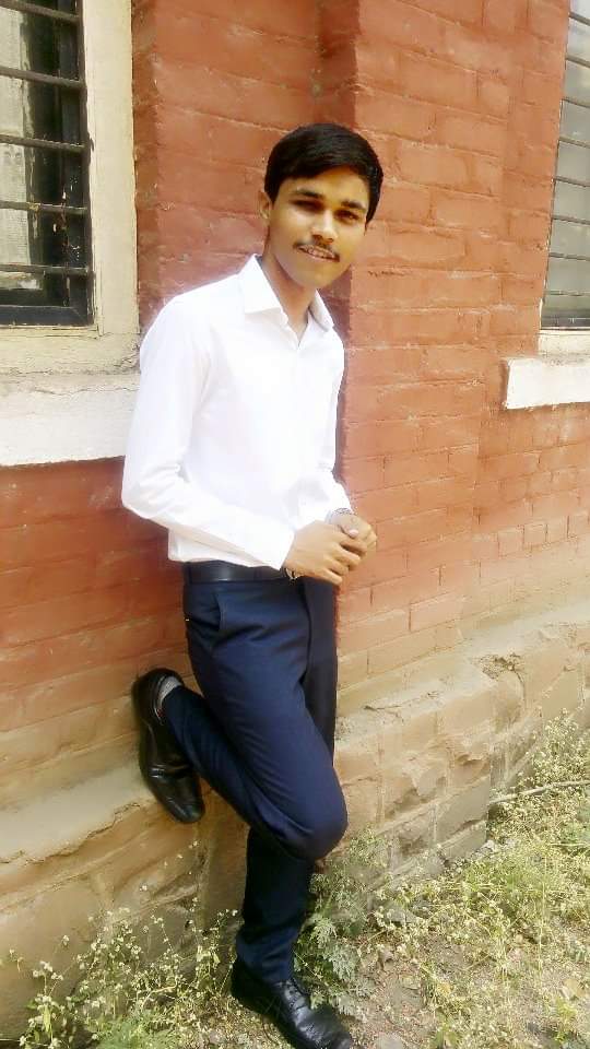 प्राथमिक शिक्षण आपल्या गावातूनच पुर्ण केल. पुढील शिक्षण पाचोरा येथे आणि पदवीचे शिक्षण कृषि महाविद्यालय पुणे येथे पुर्ण केले.