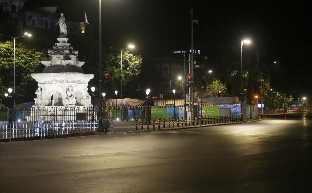 करोनामुळे नेहमी घड्याळ्याच्या काट्यावर धावणाऱ्या मुंबईला ब्रेक लागलाय एवढं मात्र नक्की