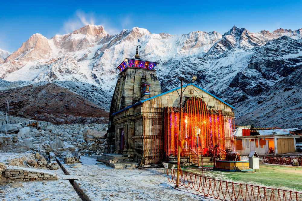 गेल्यावर्षी प्रमाणे यावेळी मंदिराचे दरवाजे उघडताना लष्कराचा बँड सहभागी झाला नव्हता. मात्र, तरीही मोठ्या भक्तीभावाने दरवाजे उघडण्यात आले.