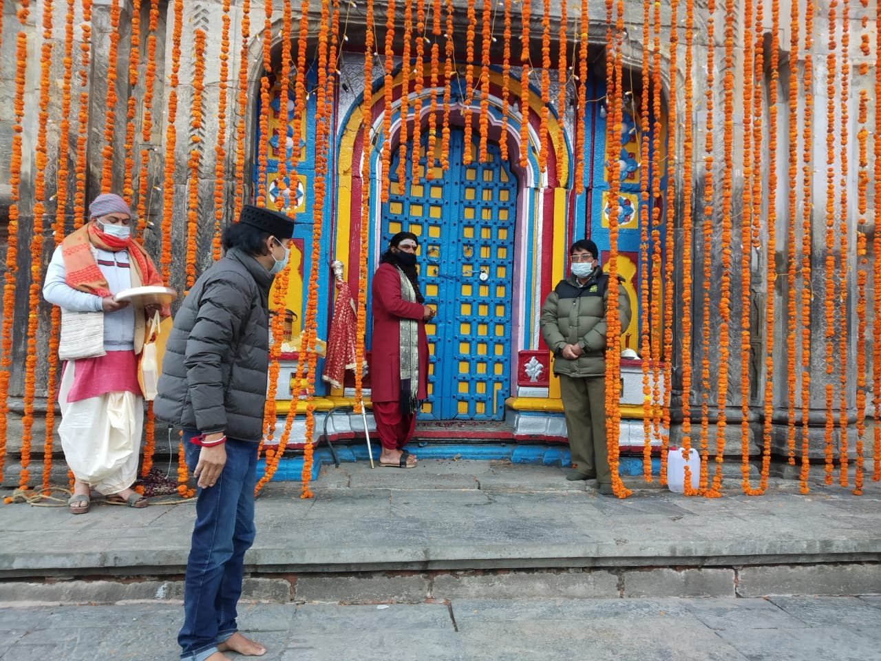 पहाटे मंदिराचे दरवाजे उघडल्यानंतर पुजाऱ्यासमवेत केवळ १६ लोकच पुजेसाठी सहभागी झाले होते. यावेळी फिजिकल डिस्टंसिंगबाबत काळजी घेण्यात आली.