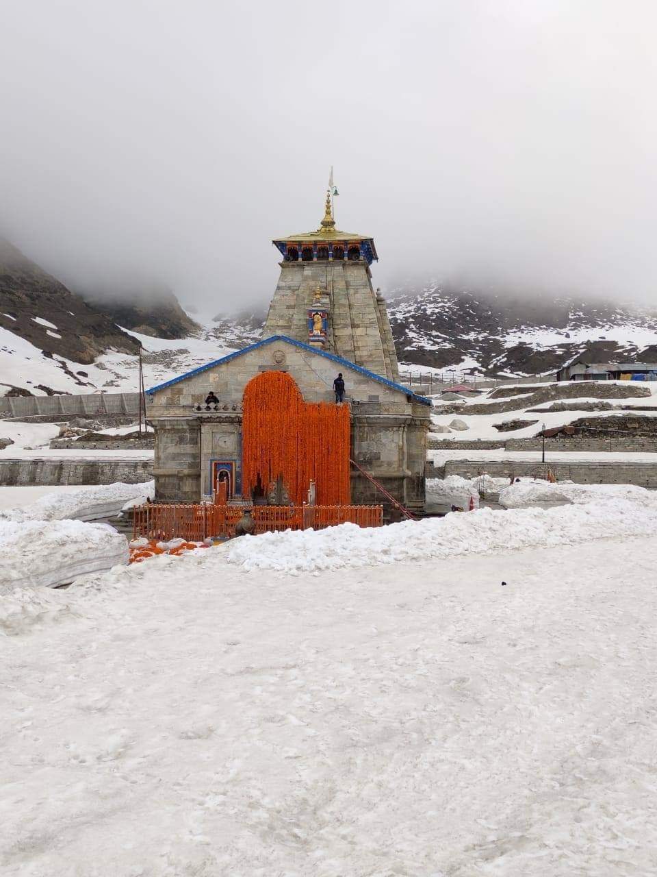 ग्रीष्म ऋतूत दरवर्षी या मंदिराचे दरवाजे उघडले जातात. त्यानुसार, आजपासून मंदिराचे दरवाजे उघडण्यात आल्याने पुढील सहा महिने केदारनाथांची पुजाअर्चा इथेच होणार आहे.