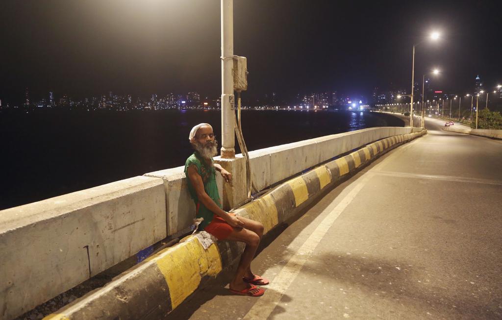 रस्त्यावर एकांतवासात बसलेला हा मनुष्य नेमका काय विचार करत असतेल...कुठे गेली सगळी माणसं???