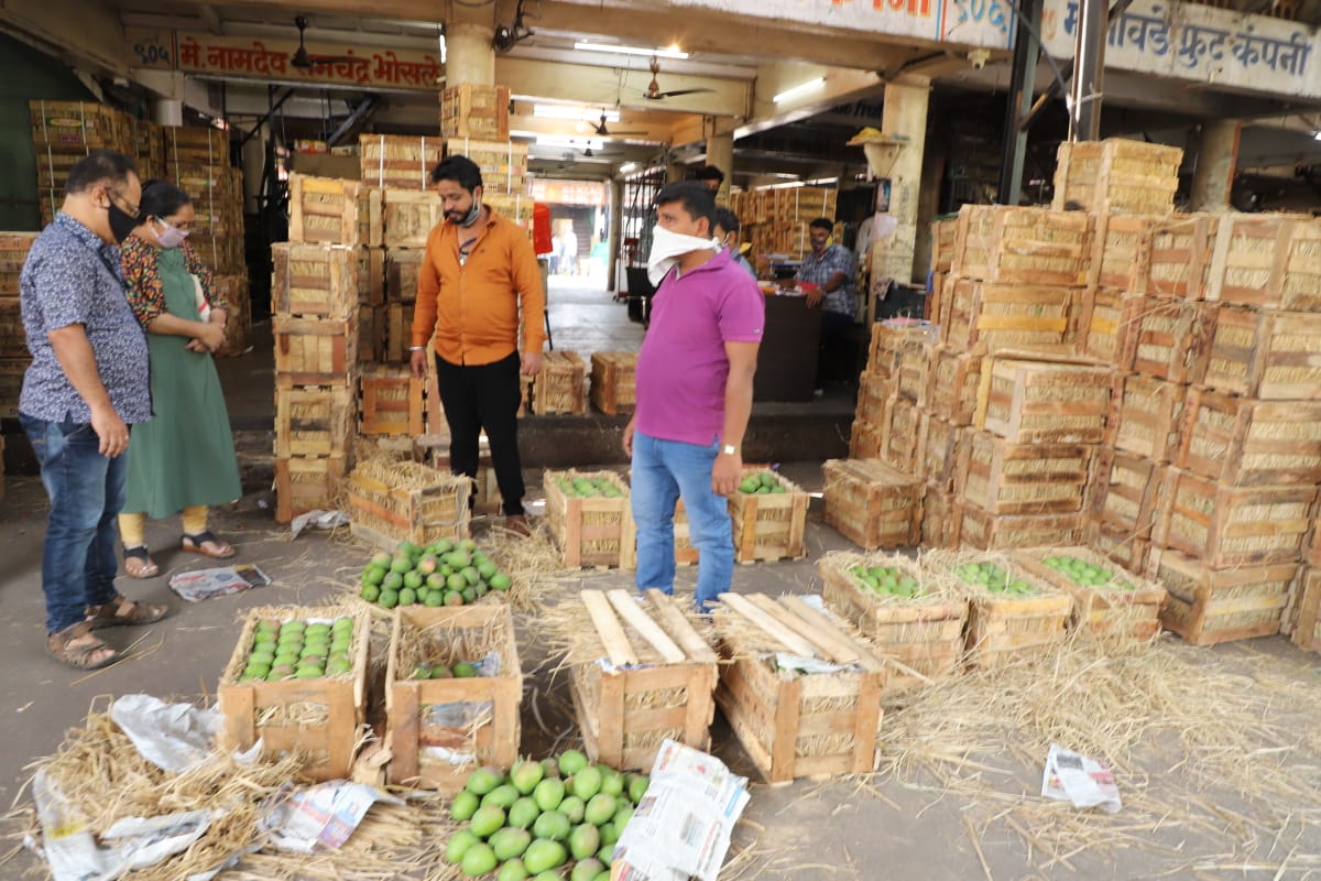 मोठ्या मुश्किलीने एखाद-दुसरा ग्राहक आंब्याच्या खरेदीसाठी बाजार समितीत येताना दिसत आहे.