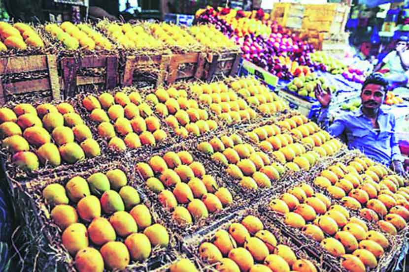हातात आलेलं गिऱ्हाईक जाऊ द्यायचं नाही...इतकच आता इकडच्या व्यापाऱ्यांना कळतंय.