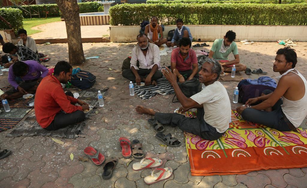 जेवता-जेवता मग थोड्याशा गप्पा रंगतात