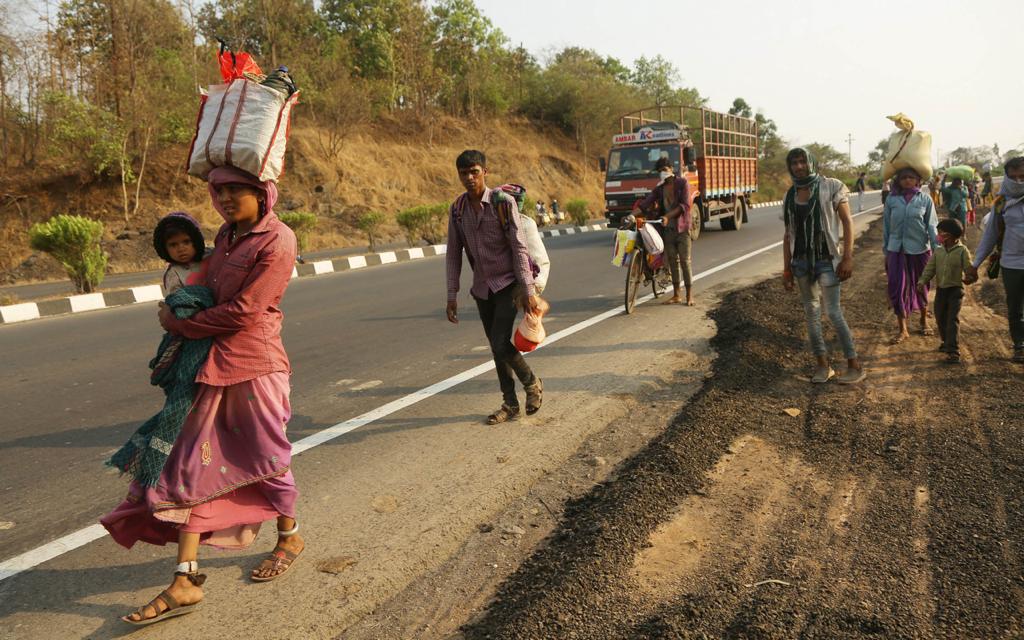सध्या रस्त्यावर वाहनांची वर्दळ कमी आहे...पण तरीही प्रवासादरम्यान धोका हा कायम असतो