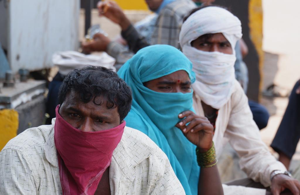 स्त्री असो वा पुरुष प्रत्येकाच्या चेहऱ्यावर चिंता आणि प्रश्न कायम आहेत, आपण घरी पोहचणार तरी कधी??