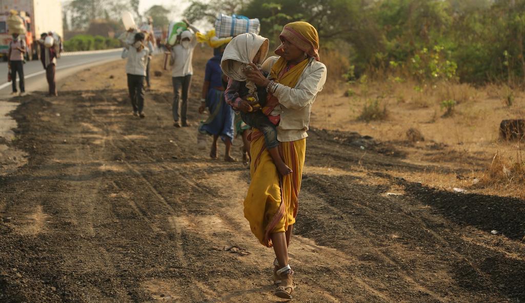 या परिस्थितीतही आपल्या मुलाला ऊन लागू नये याची काळजी आई घेताना दिसतेय