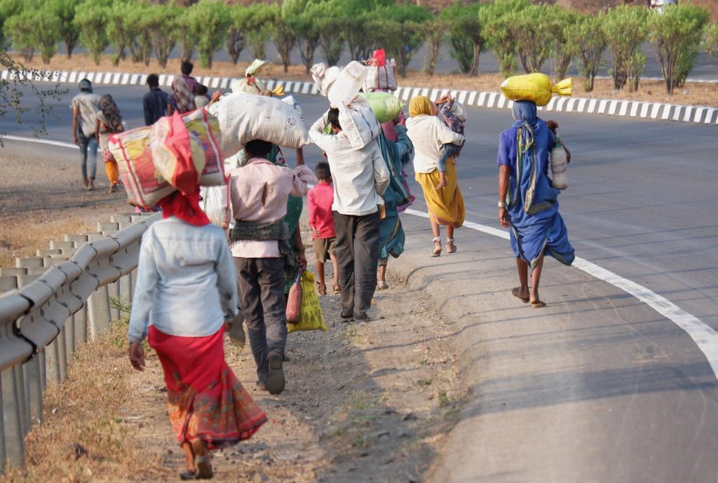 पंतप्रधान नरेंद्र मोदी यांनी ३ मे पर्यंत लॉकडाउन वाढवण्याचा निर्णय घेतला. संपूर्ण देशभरात मजूर वर्गाला या निर्णयाचा फटका बसताना दिसत आहे. (सर्व छायाचित्र - प्रशांत नाडकर)