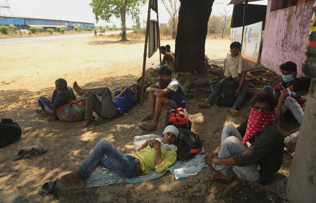 झाडाच्या सावलीत विसावलेले कामगार