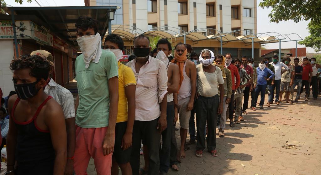 वाटेत कुठेही मोफत जेवणाची सोय दिसली की थांबायचं आणि चार घास पोटात ढकलायचे