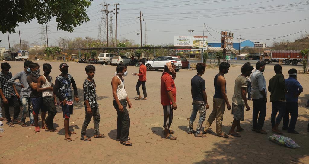 करोनापासून वाचण्यासाठी सोशल डिस्टन्सिंग पाळणं वगैरे ठीक आहे हो...पण हातावर पोट असणाऱ्यांचा रोजगार तुटला की काही गोष्टींचं भान राहत नाही