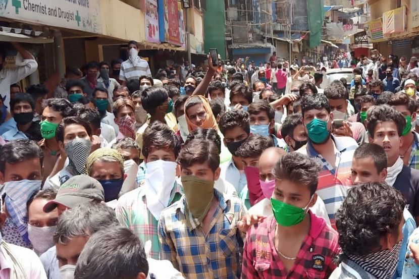 संकटकाळात शहराने साथ सोडली म्हणून अखेरीस या मजुरांना गावची वाट पकडावी लागली