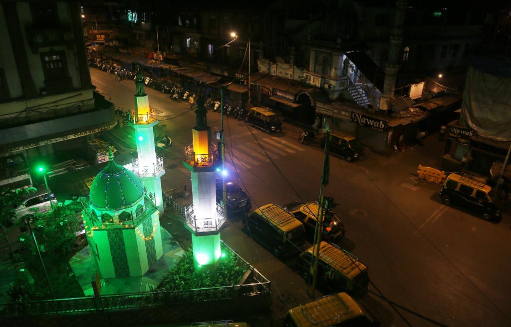 रमजानच्या काळात नमाज पठण आणि खाद्य पदार्थांचे अनेक स्टॉल या भागात असल्याने हा भाग रात्री गर्दीनं फुलूनं गेलेला असतो. मात्र, यंदा भयाण शांतता आहे.