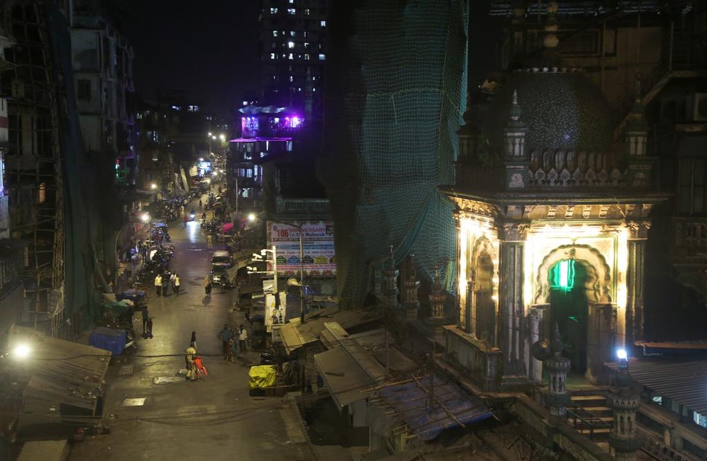 यंदा रमजानच्या काळात सर्वच मशिदी बंद असल्यामुळे मुस्लिम बांधवांकडून घरातच नमाज पढला जात आहे.