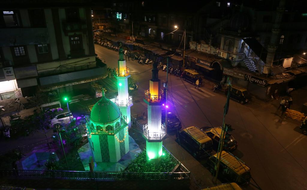 रमजानच्या महिन्यात खाद्यपदार्थाची असंख्य दुकाने, फेरीवाले, मांसाहारी पदार्थाची रेलचेल असणाऱ्या महम्मद अली रोड आणि त्याच्या आजूबाजूच्या गल्ल्यांमधील चहलपहल या वेळी टाळेबंदीमुळे पूर्णत: थंडावली आहे.