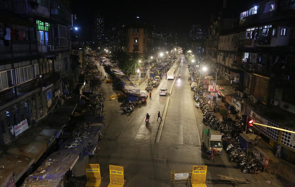 एरव्ही देखील अत्यंत गजबजलेला मिनारा मशिद परिसर सुनसान भासत आहे.
