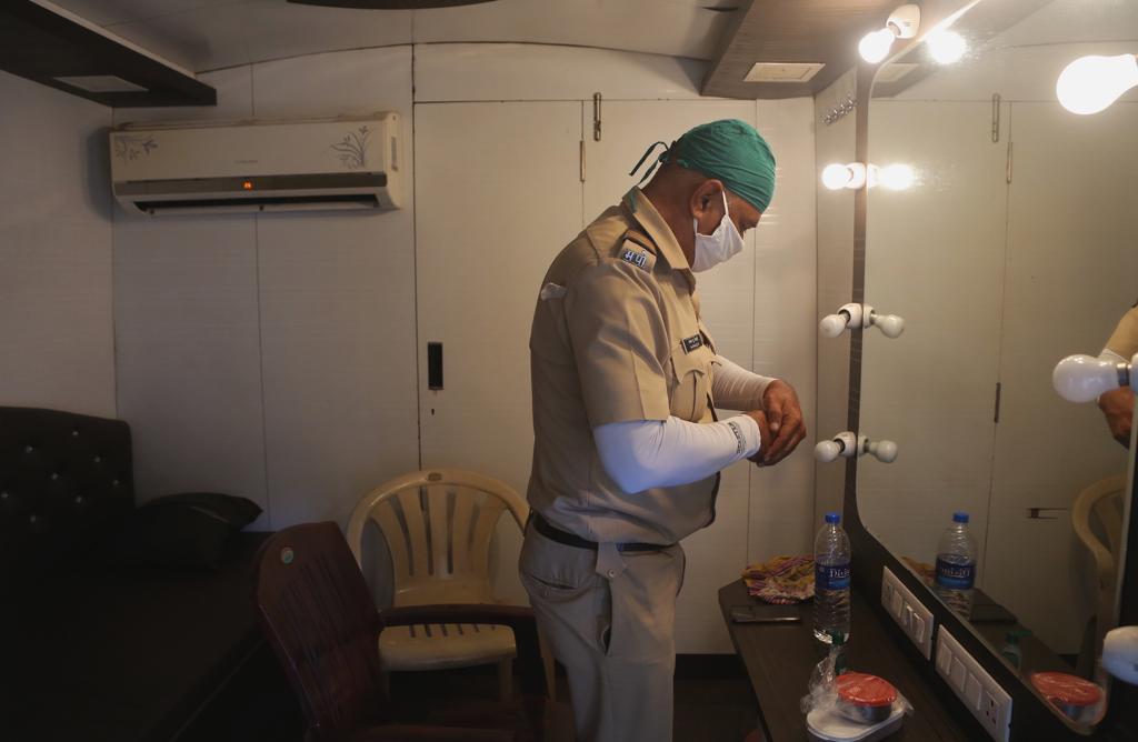 फिल्म मेकर्स ऑफ फ्रंटलाइन केअर, प्रोड्युसर्स गिल्ड ऑफ इंडिया आणि केतन रावल यांच्या सौजन्याने या करोनाच्या काळात मिशन सुरक्षा राबवण्यात येत आहे. या अंतर्गत या व्हॅनिटी व्हॅन मुंबई पोलिसांना उपलब्ध करुन देण्यात आल्या आहेत.