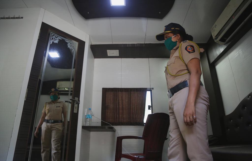 जोगेश्वरी येथील वेस्टर्न एक्स्प्रेस हायवेवर रविवारी पोलिसांसाठी सज्ज असलेली व्हॅनिटी व्हॅन.