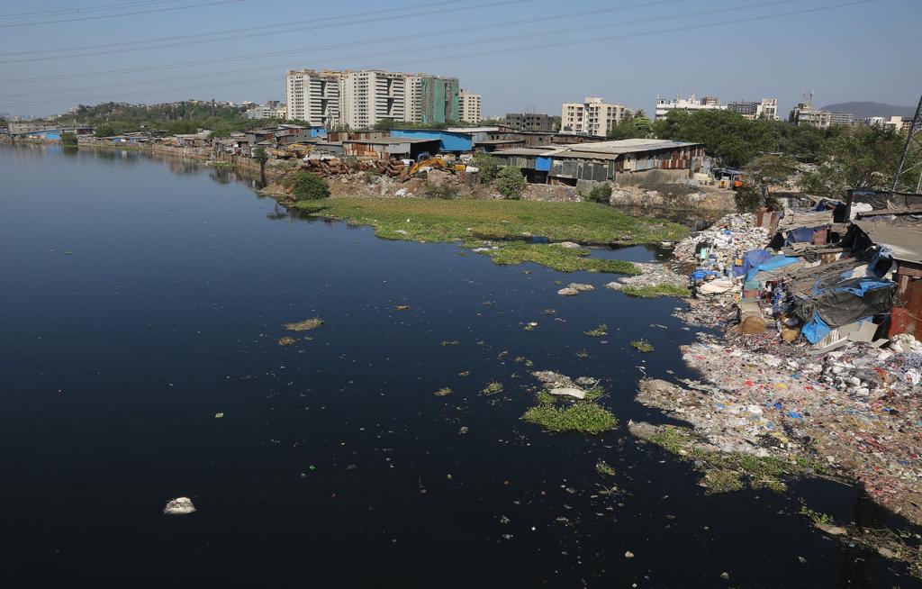 मुंबई : मिठी नदीच्या तिराजवळ वसलेल्या झोपडपट्ट्यांमध्ये सध्याच्या लॉकडाउनच्या काळात भयान शांतता आहे. इतल्या लोकांना इतरत्र सध्या कामचं नसल्याने ते आपल्या झोपड्यांमध्ये केवळ बसून वेळ घालवत आहेत. (सर्व छायाचित्रे - प्रशांत नाडकर)