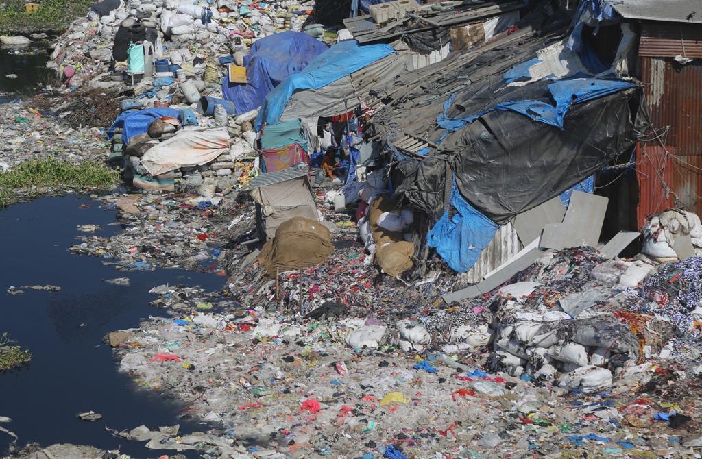 मिठी नदीच्या तिरावर राहणाऱ्या या एका वर्गाप्रमाणे अनेक भागातील गरीब आणि बेघर लोक सध्या आरोग्याच्या मुलभूत सुविधांपासून वंचित आहेत.