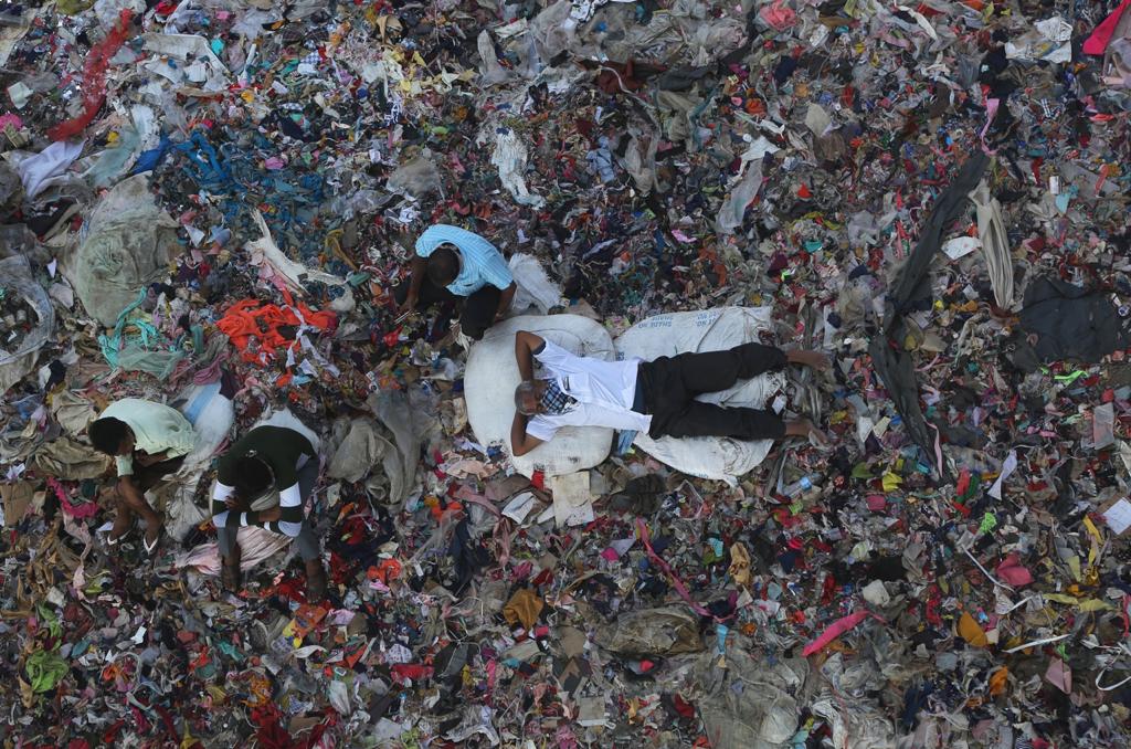 इतरही काही तरुण मुलं आणि माणसं लॉकडाउनमुळं सध्या निवांत आहेत. मुलं तर फिजिकल डिस्टंसिंगचं पालन न करता गप्पा मारताना दिसत आहेत. तर एक माणून भल्या मोठ्या बोचक्यावर निवांत पहुडला आहे.