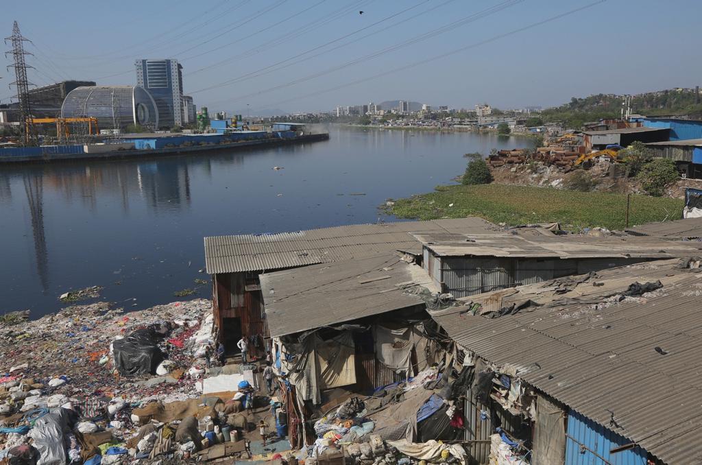 मुंबईतील कचरा आणि सांडपाणी वाहुन नेण्याचं काम सध्या या नदीतून सुरु आहे. त्यातच गरिब बेघर लोकांनी नदीच्या तिरावरच झोपड्या थाटून आसरा घेतल्यानं हा परिसर अतिशय बकालं बनला आहे.