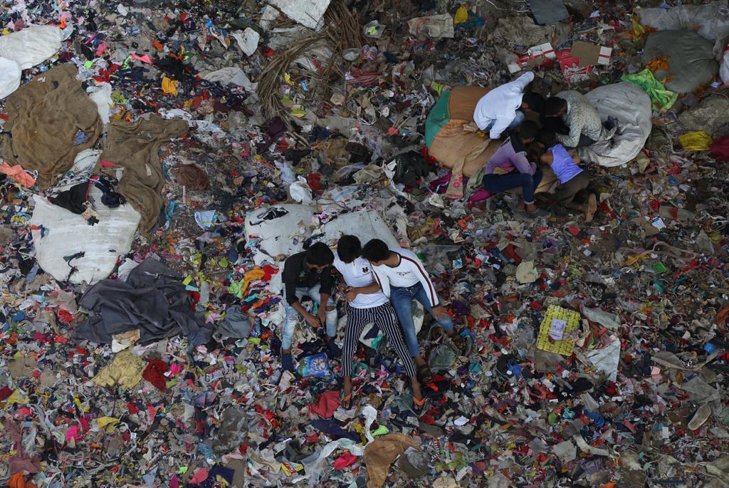 सध्याच्या लॉकडाउनच्या काळात या वस्त्यांमध्ये राहणारी मुलं याच परिसरात कचऱ्याच्या ढिगाऱ्यांवर खेळताना दिसत आहेत.