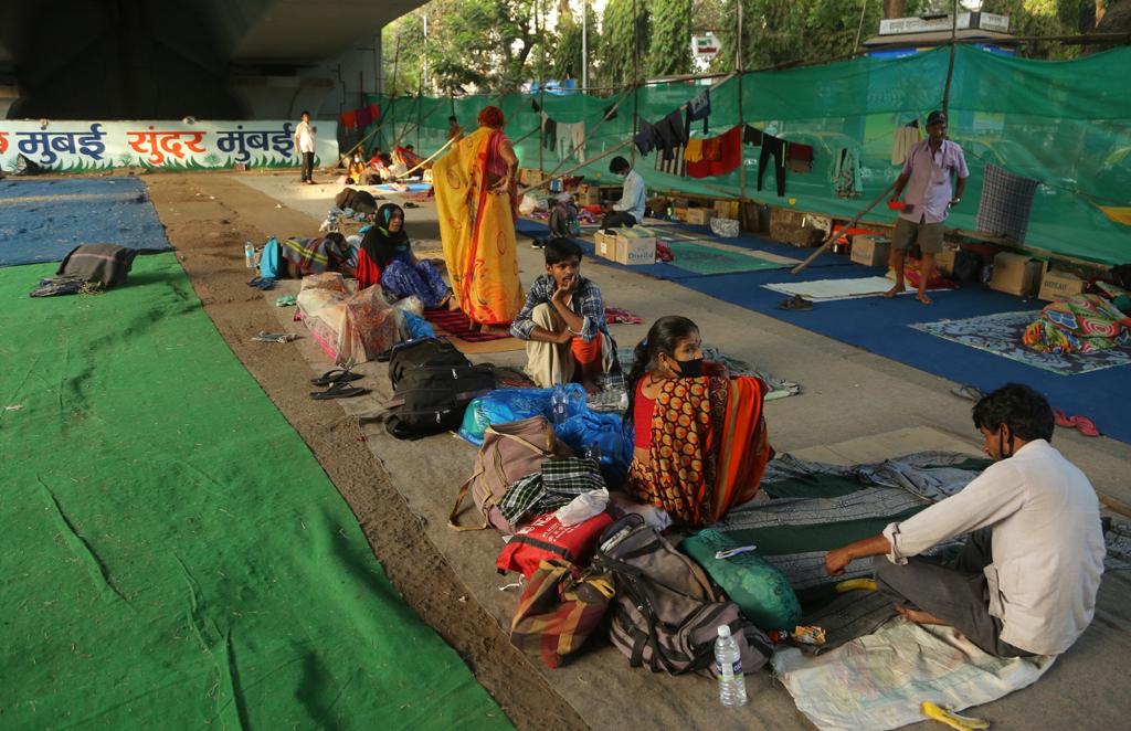 घरून रुग्णालयापर्यंत जाऊ न शकणारे रुग्णांचे नातेवाईक आणि ज्यांच्यावर रुग्णालयातील बाह्य रुग्ण विभागात उपचार केले जात आहेत असे जवळपास 50 रुग्ण आणि त्यांचे नातेवाईक केईएम टाटा आणि अन्य रुग्णालयांमधून परळ येथील हिंदमाता उड्डाणपुलाखाली हलवण्यात आले आहेत. (सर्व छायाचित्रे - प्रशांत नाडकर)