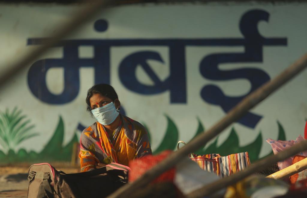 अनेकजण आहे त्या ठिकाणीच अडकले आहेत. अशा परिस्थितीत रुग्णालयांमधील रुग्णांच्या नातेवाईकांना मिळेल त्या ठिकाणी आसरा घ्यावा लागत आहे.