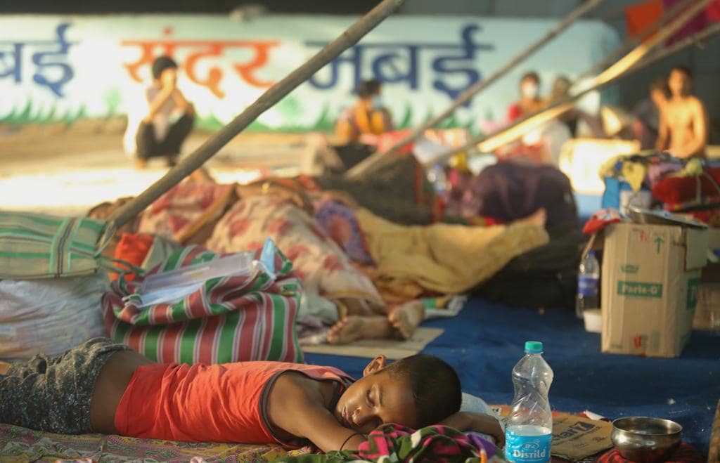 लॉकडाउनमुळे सार्वजनिक वाहतुक व्यवस्थेवर निर्बंध आल्याने सामान्यांची कोंडी झाली आहे.