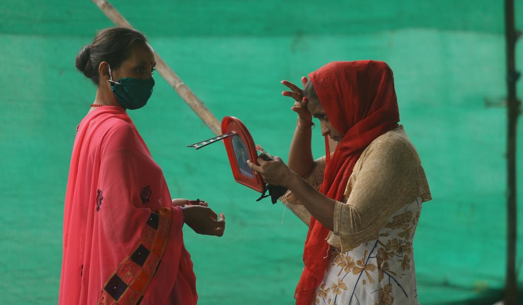 रुग्णालयांधील रुग्ण वाढत्या रुग्ण संख्येमुळे रुग्णालय प्रशासनास रुग्ण व त्यांच्या नातेवाईकांची अन्य ठिकाणी सोय करावी लागत आहे.
