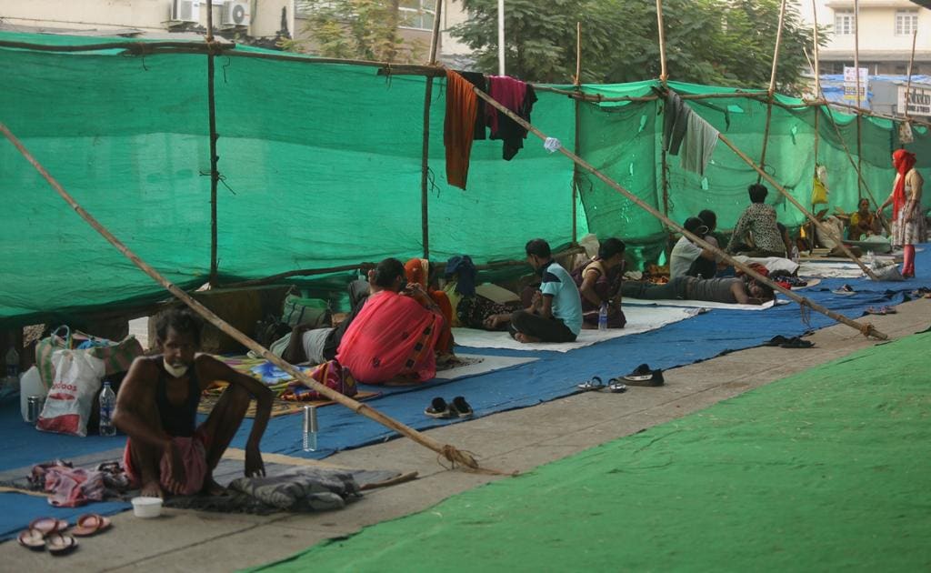 प्रशासनाला अशा नागरिकांच्या अन्न-पाण्याची सोय केली करावी लागत आहे.