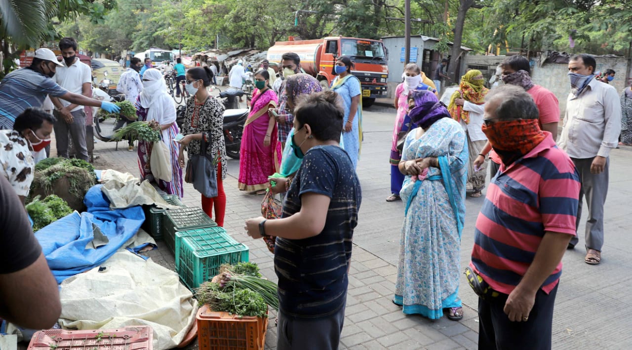 व्यापाऱ्यांनी घेतलेल्या या निर्णयाचा फटका सामान्य पुणेकरांना बसण्याची शक्यता आहे. शहरात स्थानिक भाजीवालेही सोशल डिस्टन्सिंगचं भान ठेवताना दिसत आहे. (छाया - पवन खेंगरे)