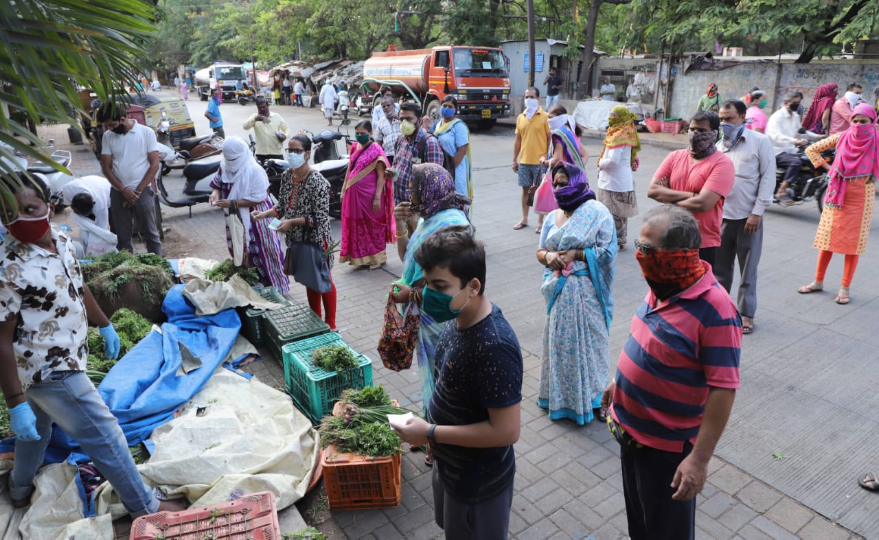 पुणे-सातारा रस्त्यावर पद्मावती भागात भाजी खरेदी करण्यासाठी झालेली लोकांची शिस्तबद्ध गर्दी... (छाया - पवन खेंगरे)