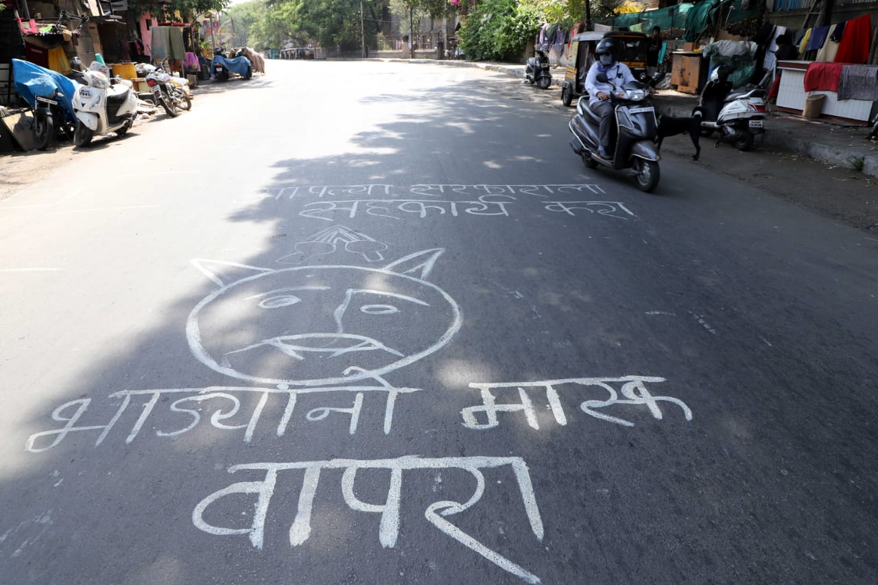 करोना विषाणूमुळे सध्या संपूर्ण राज्यात गंभीर वातावरण आहे. पुण्यालाही या विषाणूचा फटका बसलाय, त्यामुळे लॉकडाउन काळात लोकांनी बाहेर पडू नये यासाठी खास पुणेरी शक्कल लढवण्यात आली आहे. (सर्व छायाचित्र - पवन खेंगरे)