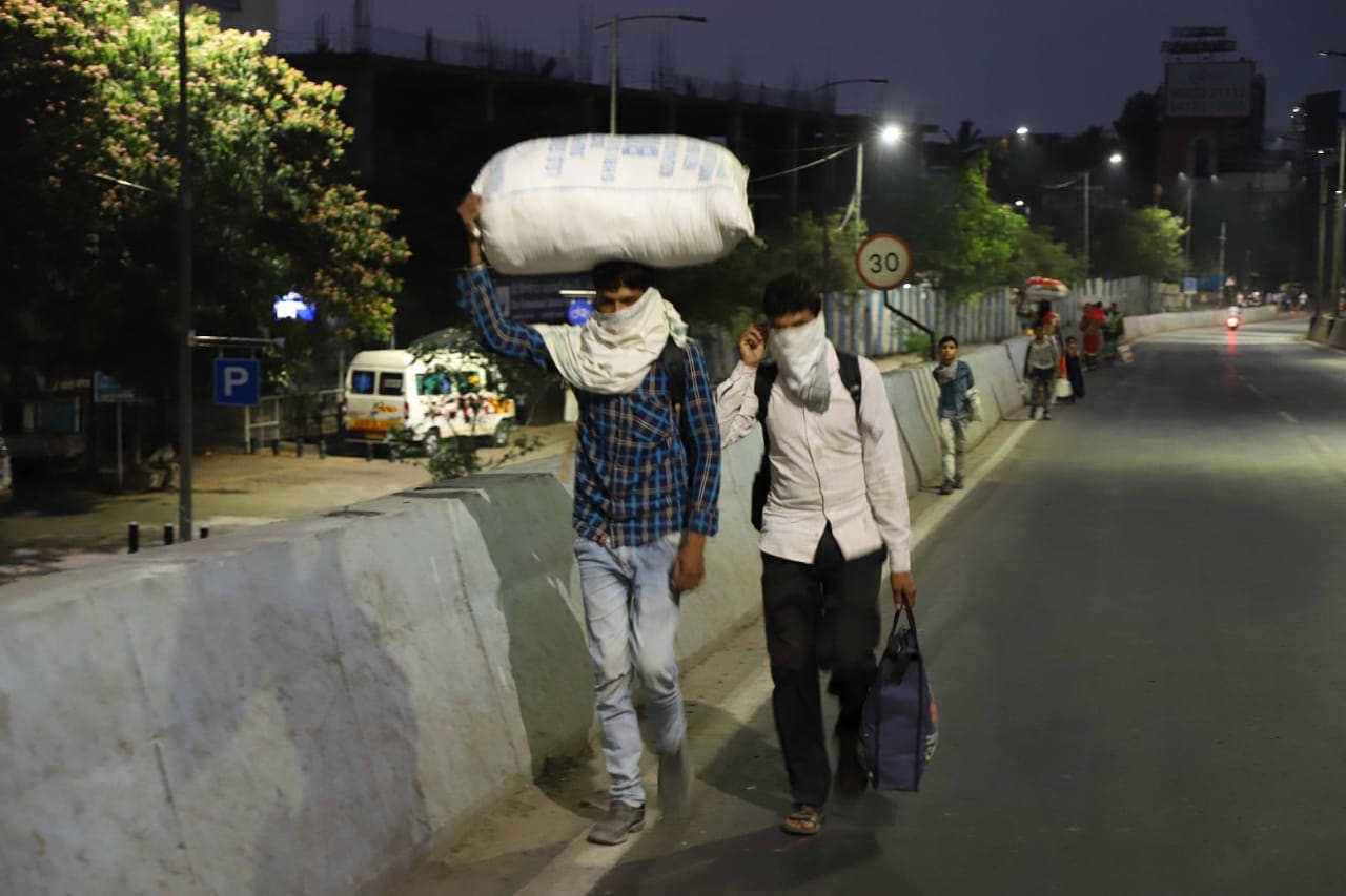 पुण्यात करोना बाधित रुग्णांची संख्या प्रत्येक दिवशी वाढत असून...अनेक लोकांना या विषाणूमुळे आपले प्राणही गमवावे लागले आहेत