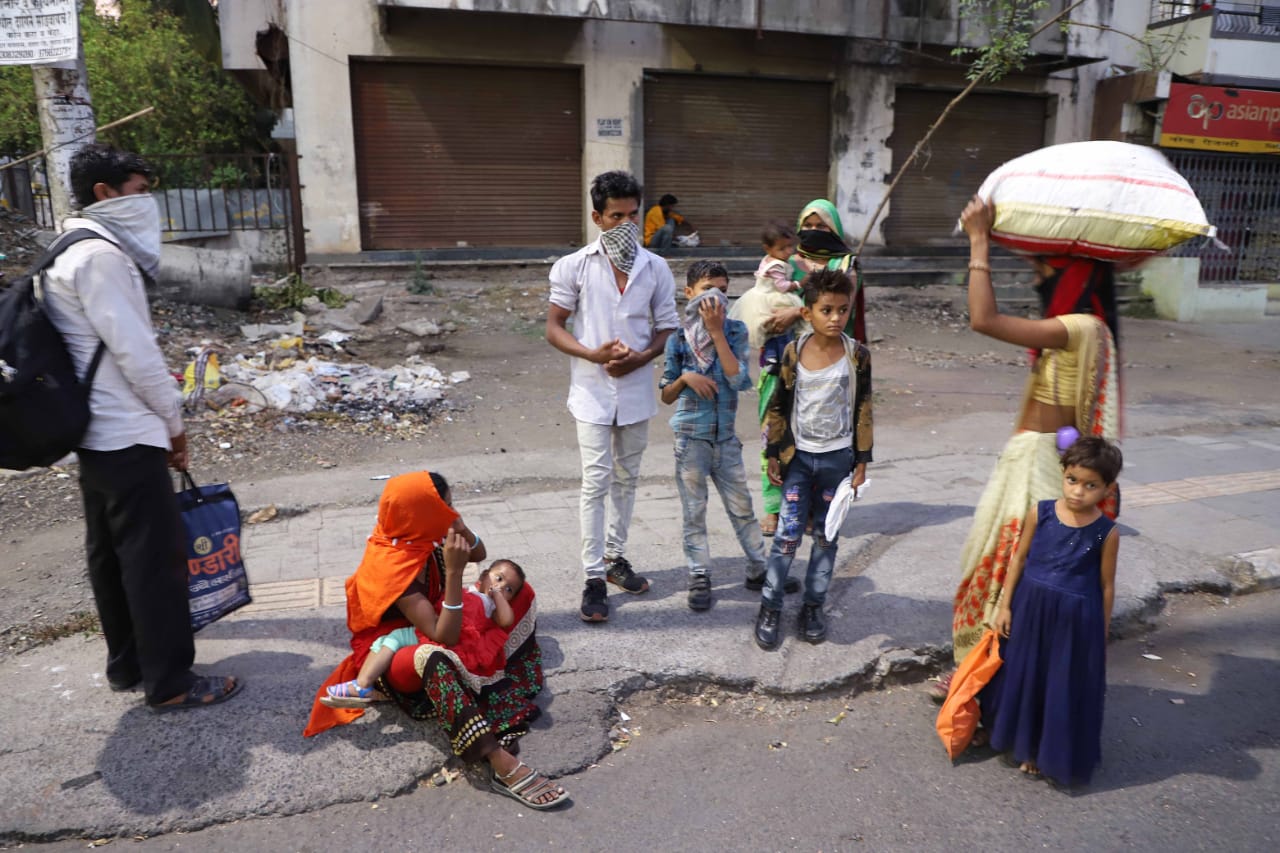 करोना विषाणूचा सामना करण्यासाठी केंद्र सरकारने संपूर्ण देशात लॉकडाउनची घोषणा केली आहे. जिवनावश्यक सेवा वगळता सर्व गोष्टी या काळात बंद राहणार आहे. मात्र हातावर पोट असणाऱ्या मजूरवर्गाला या लॉकडाउनचा चांगलाच फटका बसला आहे. (सर्व छायाचित्र - पवन खेंगरे)