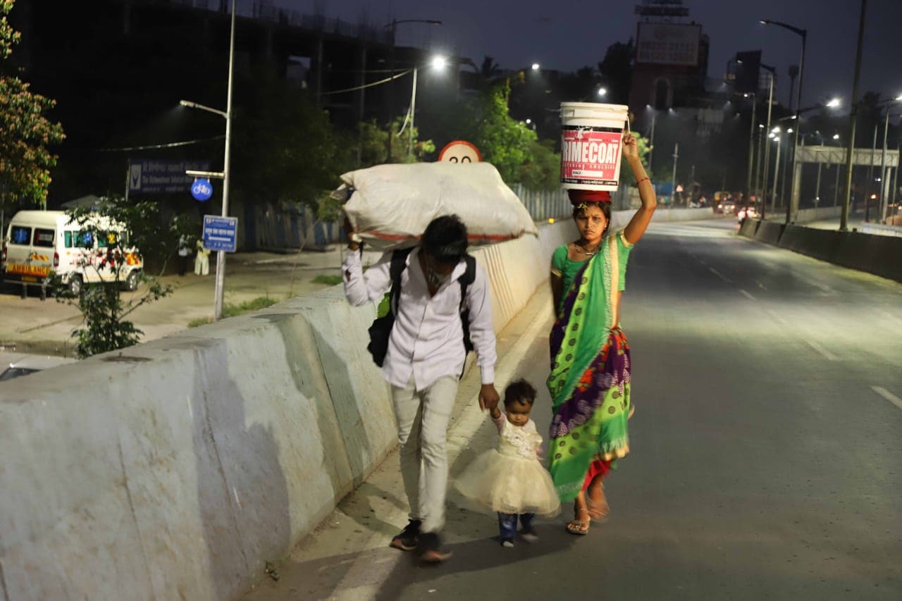 खांद्यावर बॅग, डोक्यावर ओझं आणि सोबतीला आपली लहानगी लेकरं घेत हे कामगार सध्या पुण्यात रस्त्यावर आले आहेत