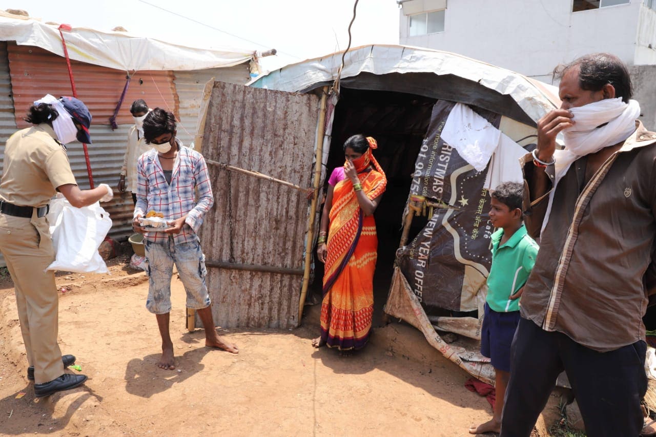 हर्षला खाडे यांचा परिवारच करोनाविरोधातील लढाईत रस्त्यावर उतरला आहे असं म्हटलं तरी वावगं ठरणार नाही. हर्षला यांची एक बहिण पोलिस खात्यात असून इतर दोन बहिणी नर्स म्हणून काम करत आहेत. ही सर्व भावंड सध्या करोनाशी लढण्यासाठी रस्त्यावर उतरली आहेत.
