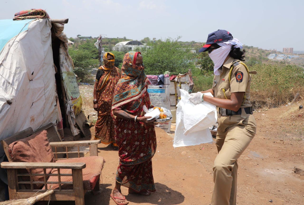 दरम्यान पुण्यात करोनामुळे निर्माण झालेली परिस्थिती नियंत्रणात आणण्यासाठी महापालिका आणि राज्य सरकार उपाय करत आहेत.