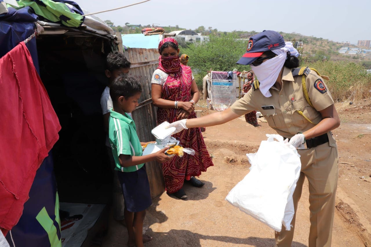 गेल्या काही दिवसांपासून हर्षला जवळच्या परिसरात दररोज १०० जेवणाची पाकीटं वाटप करत आहेत.