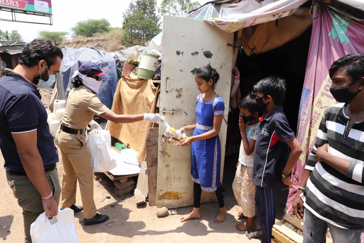 ड्युटीवर असताना आपल्यालाही करोनाची लागण होऊ शकते याची हर्षला यांना पूर्णपणे जाणीव आहे, याचसाठी जेवण वाटप करायला जात असताना त्या काळजी घेतात.