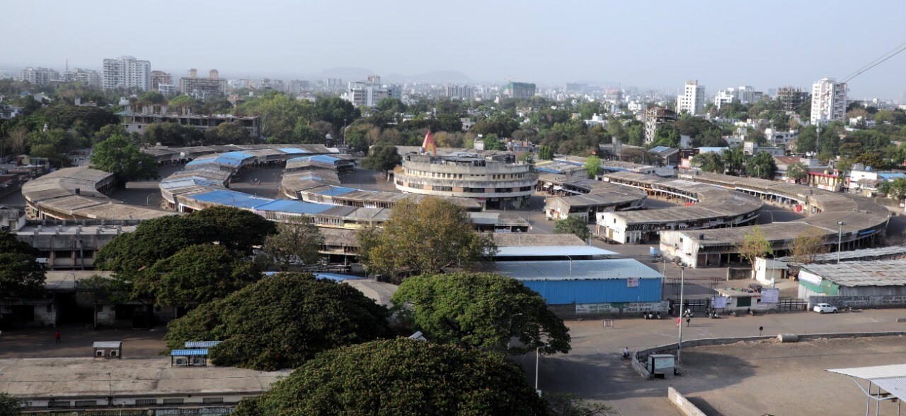 एरवी व्यापारी, शेतकरी आणि ग्राहकांमुळे फुलून जाणाऱ्या या भागात सध्या भयाण शांतता पसरलेली आहे. (छाया - अरुल हॉरिझॉन)