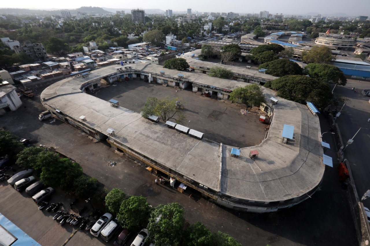 देशभरात इतर राज्यांप्रमाणे महाराष्ट्रालाही करोनाचा फटका बसला आहे. पुण्यात आतापर्यंत करोनामुळे अनेक रुग्णांना आपले प्राण गमवावे लागले आहेत. त्यामुळे बाजार समितीतील व्यापाऱ्यांनी शुक्रवारपासून बाजार बंद ठेवण्याचा निर्णय घेतला आहे. (छाया - अरुल हॉरिझॉन)