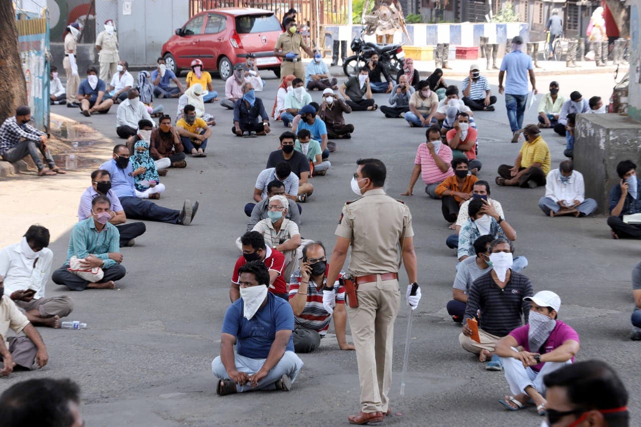 स्वारगेट परिसरात अशाच प्रकारे गुरुवारी मोठ्या संख्येने लोकं आपली वाहनं घेऊन घराबाहेर पडले होते. अशा १०० जणांना पोलिसांनी बराच वेळ रस्त्यावर बसवून ठेवले.