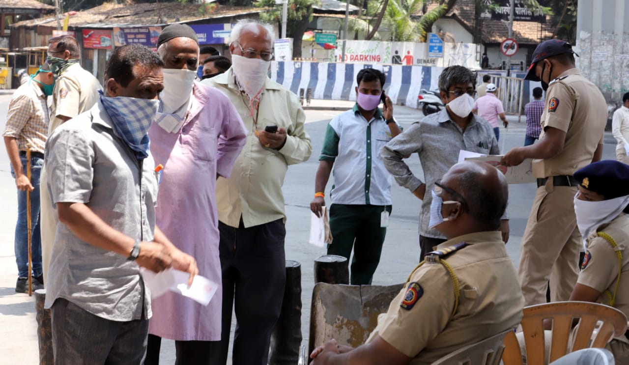 अत्यावश्यक कामांसाठी पोलिसांकडून ई-पासेस देण्यात येत आहेत.