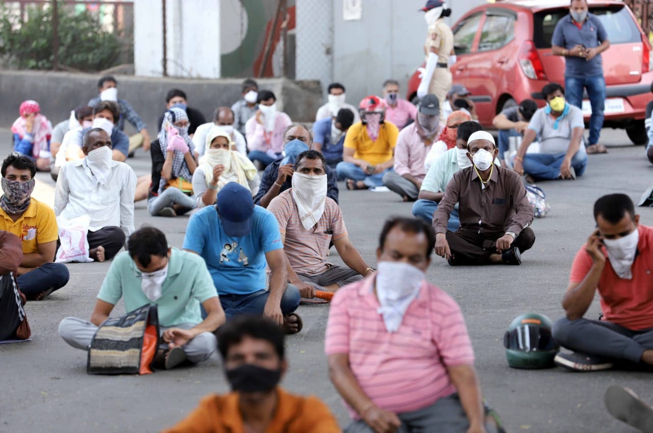 स्वारगेट येथील चेक पॉईंटवर अशा नागरिकांना अडवल्यानंतर त्यांना बराच वेळ रस्त्यावर बसून राहण्याची कडक शिक्षा देण्यात आली.